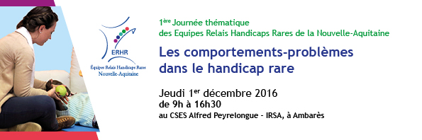 image représentant un professionnel assis travaillant avec un enfant